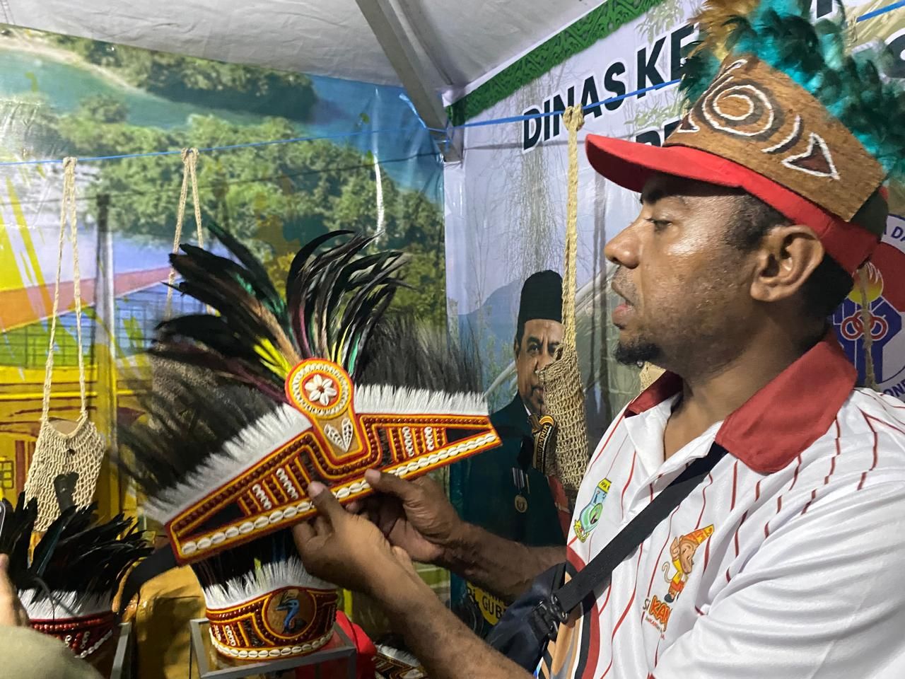 topi adat papua