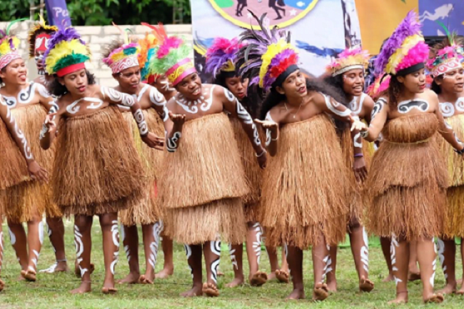 pakai-adat-rok-rumbai-papua-foto-beritapapuacom nama suku papua